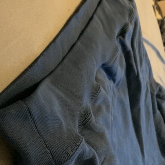 Uniqlo cropped blue hoodie - Picture 3 of 3
